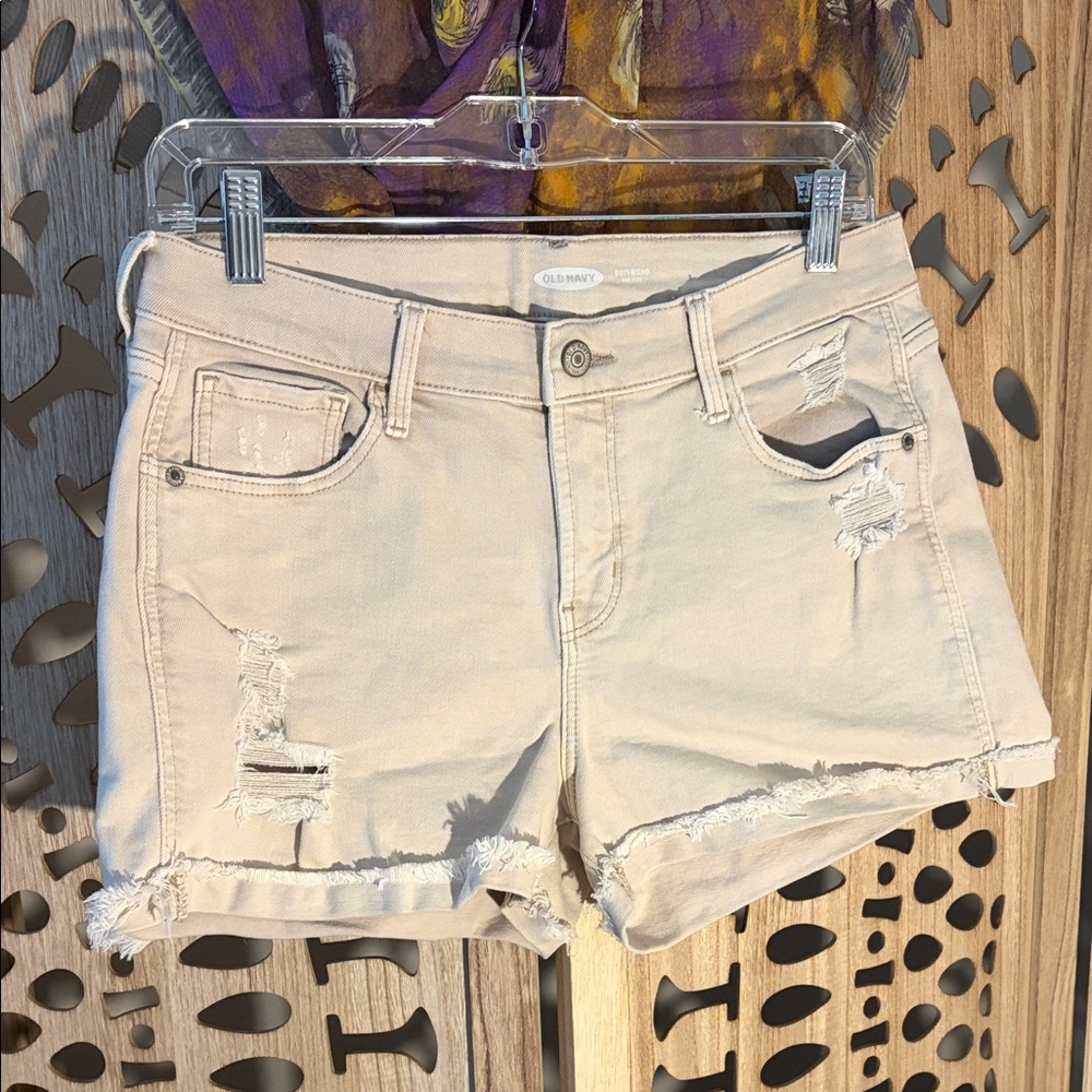 OLD NAVY / BOYFRIEND MID-RISE KHAKI SHORTS / 6